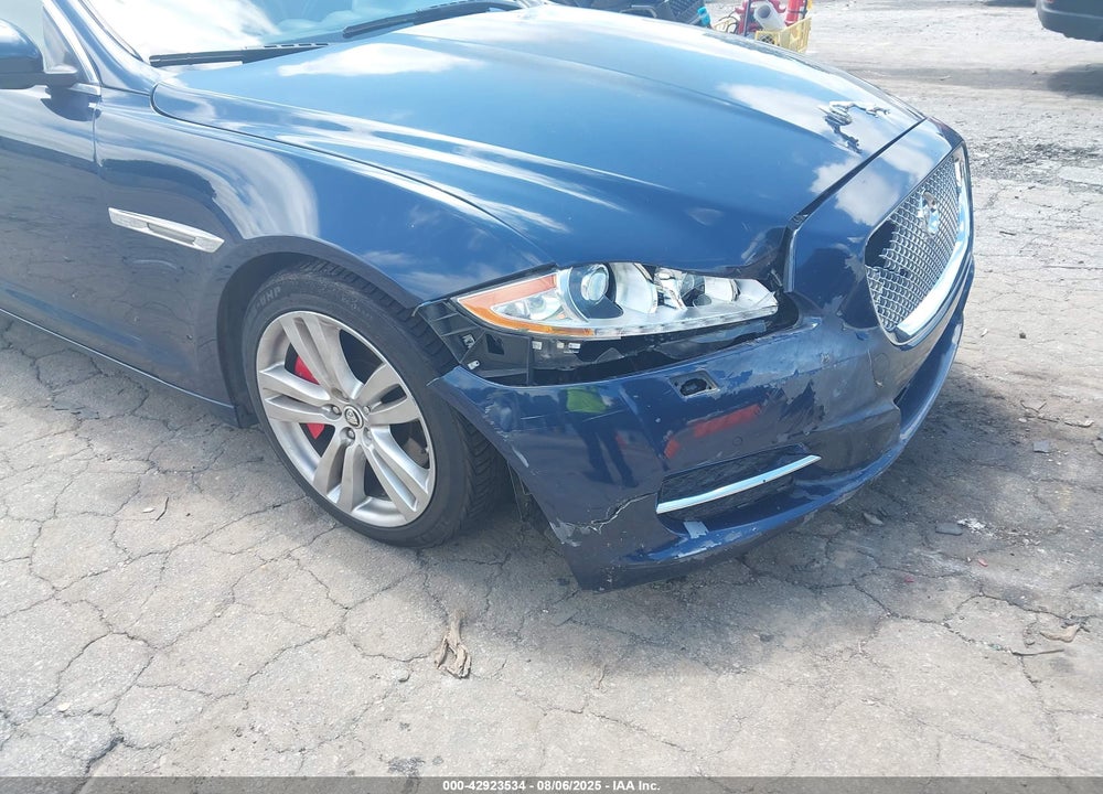 2011 JAGUAR XJ SERIES VIN: SAJWA2GB4BLV14124