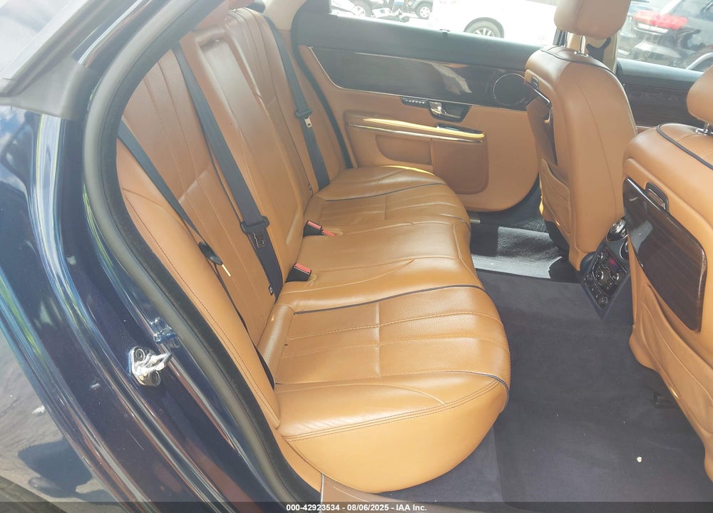 2011 JAGUAR XJ SERIES VIN: SAJWA2GB4BLV14124