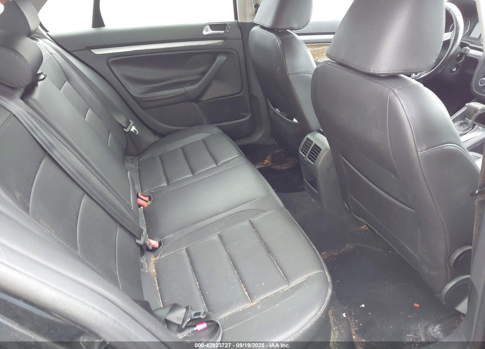 2010 VOLKSWAGEN JETTA VIN: 3VWRX7AJ8AM115847