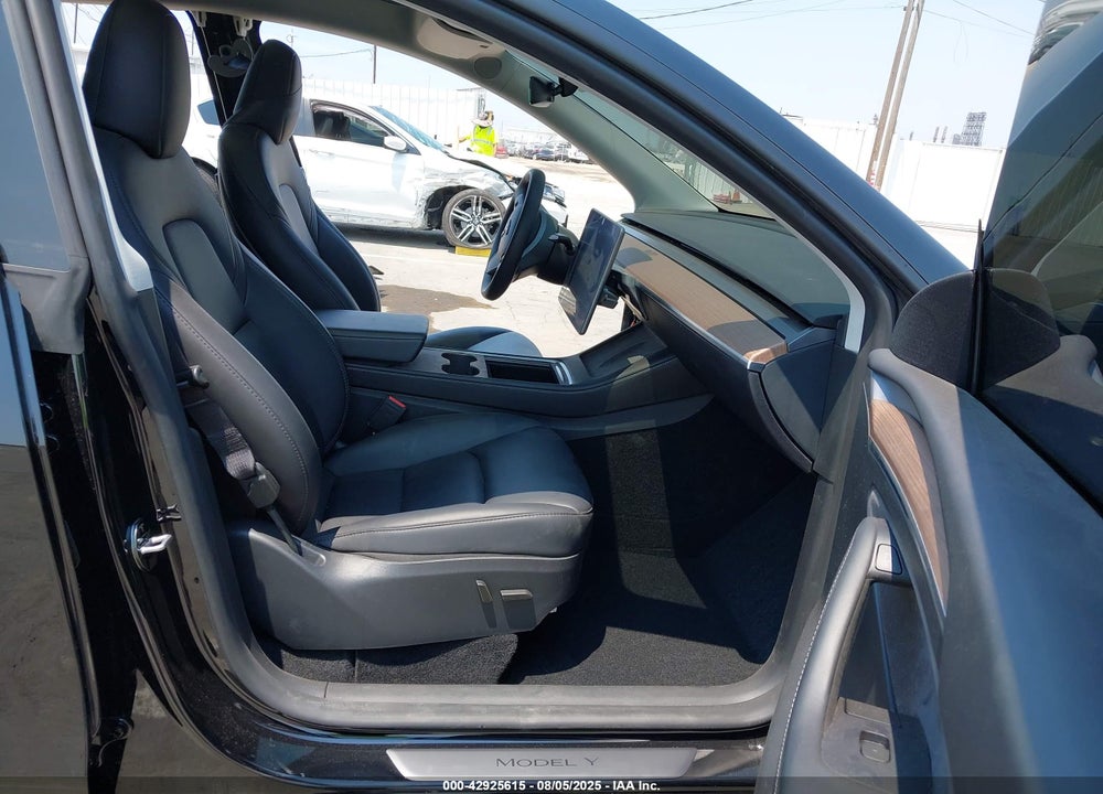 2024 TESLA MODEL Y VIN: 7SAYGDED9RF042993