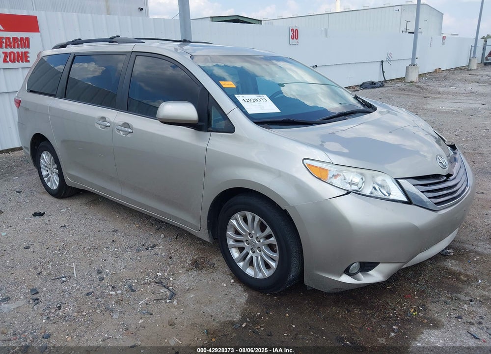 2015 TOYOTA SIENNA XLE 8 PASSENGER VIN: 5TDYK3DC8FS630924