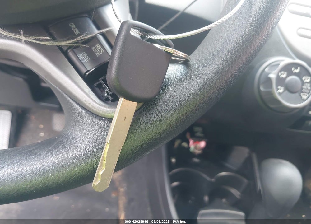 2011 HONDA FIT VIN: JHMGE8H3XBC019085