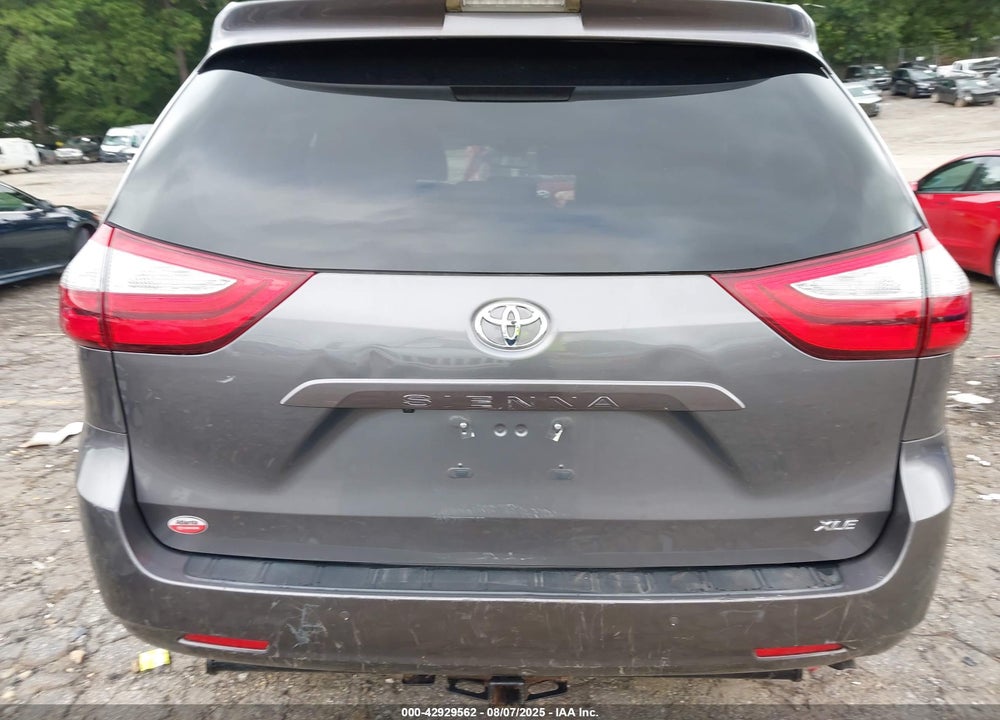 2018 TOYOTA SIENNA XLE 8 PASSENGER VIN: 5TDYZ3DC1JS958383
