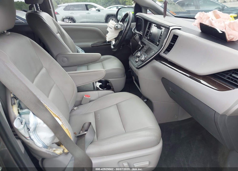2018 TOYOTA SIENNA XLE 8 PASSENGER VIN: 5TDYZ3DC1JS958383