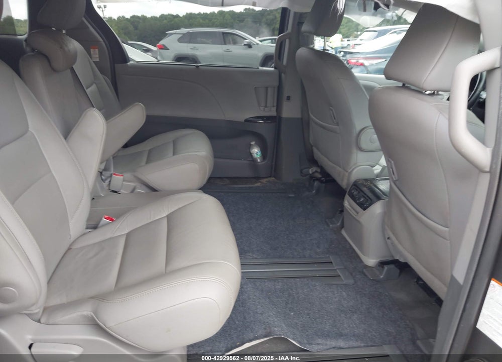 2018 TOYOTA SIENNA XLE 8 PASSENGER VIN: 5TDYZ3DC1JS958383