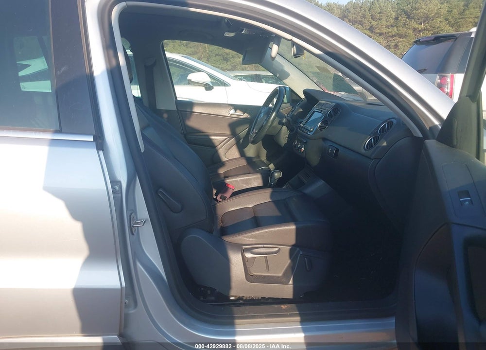 2017 VOLKSWAGEN TIGUAN VIN: WVGRV7AX8HW502689