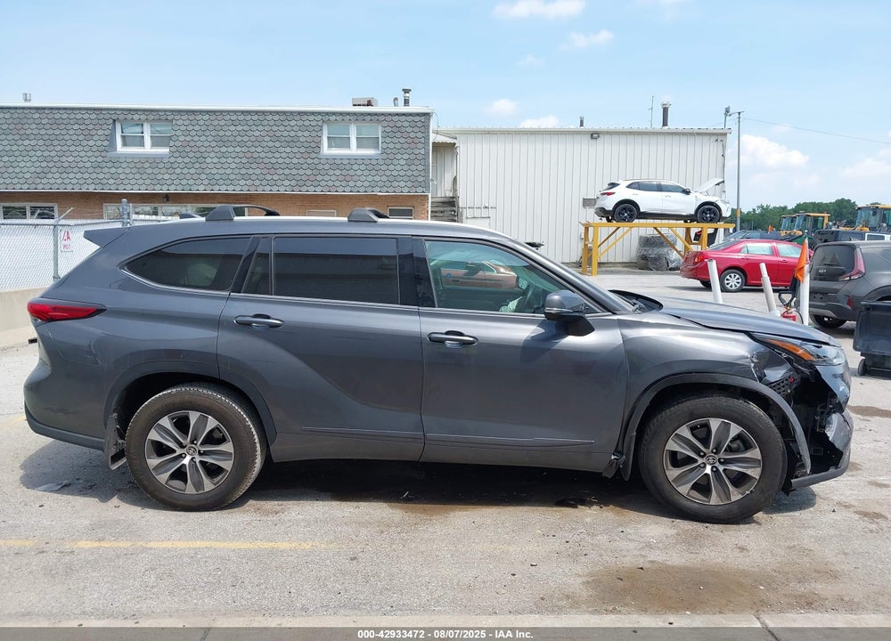 2022 TOYOTA HIGHLANDER VIN: 5TDGZRBH1NS257653