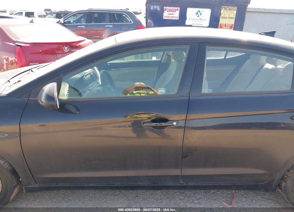 2017 HYUNDAI ELANTRA VIN: 5NPD84LFXHH168213