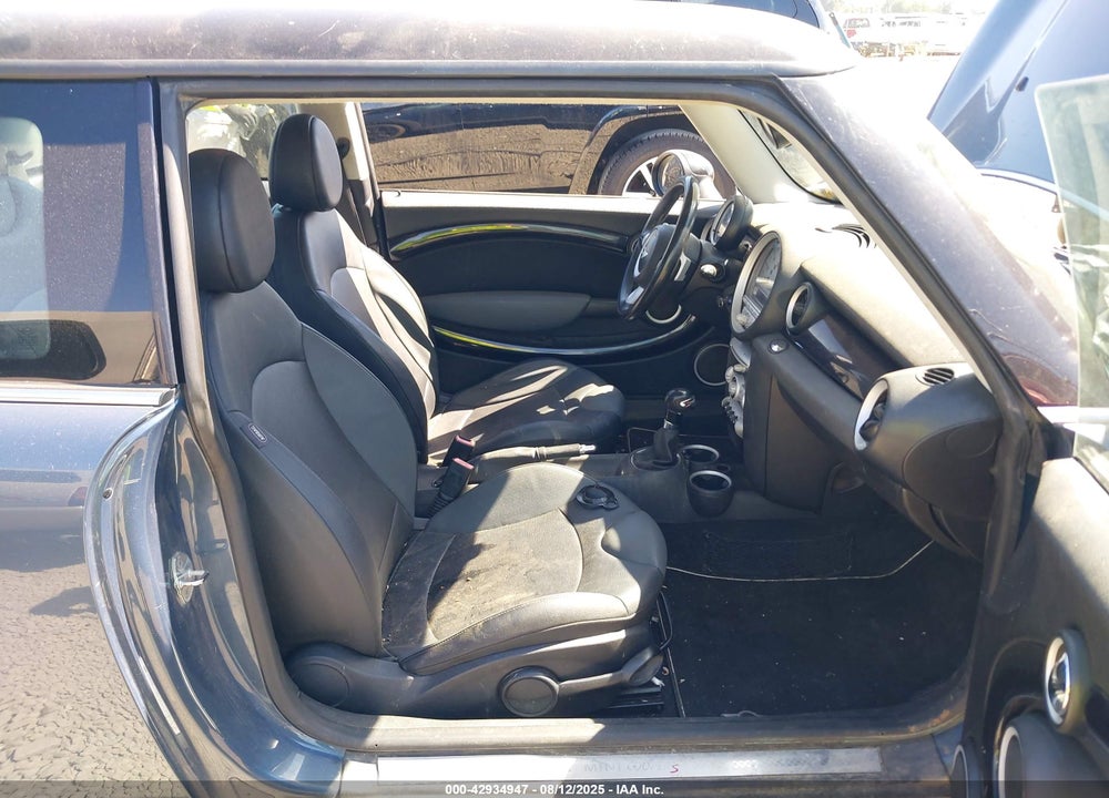 2009 MINI COOPER S VIN: WMWMF73569TW86957