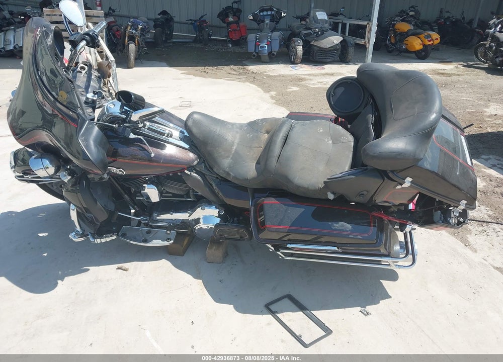 2011 HARLEY-DAVIDSON FLHTCU VIN: 1HD1FC412BB660117
