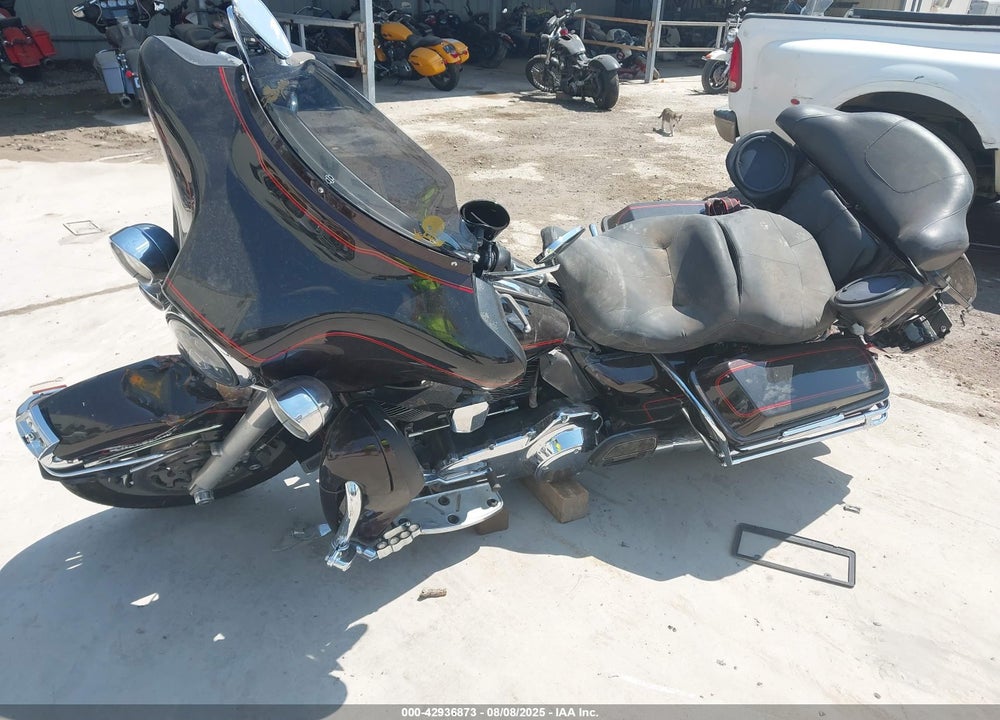 2011 HARLEY-DAVIDSON FLHTCU VIN: 1HD1FC412BB660117