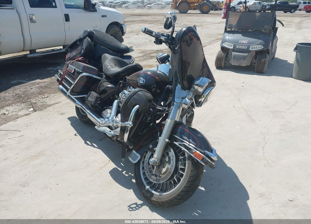 2011 HARLEY-DAVIDSON FLHTCU VIN: 1HD1FC412BB660117