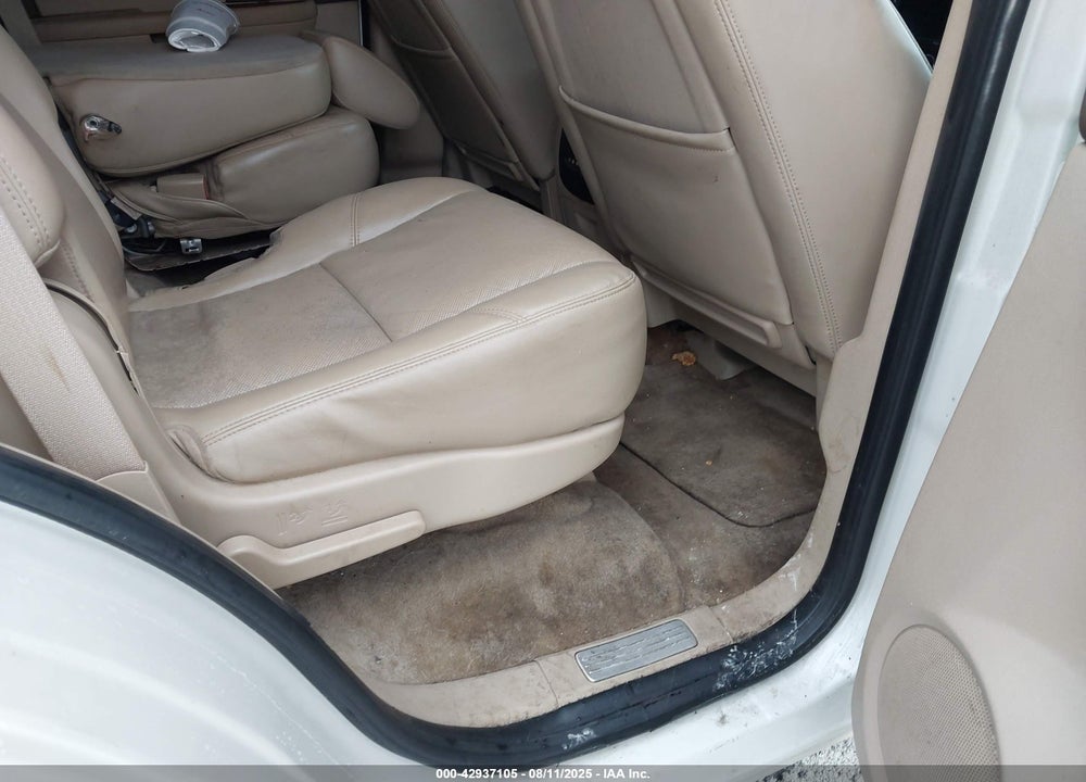 2011 CHEVROLET TAHOE VIN: 1GNSCCE01BR178516