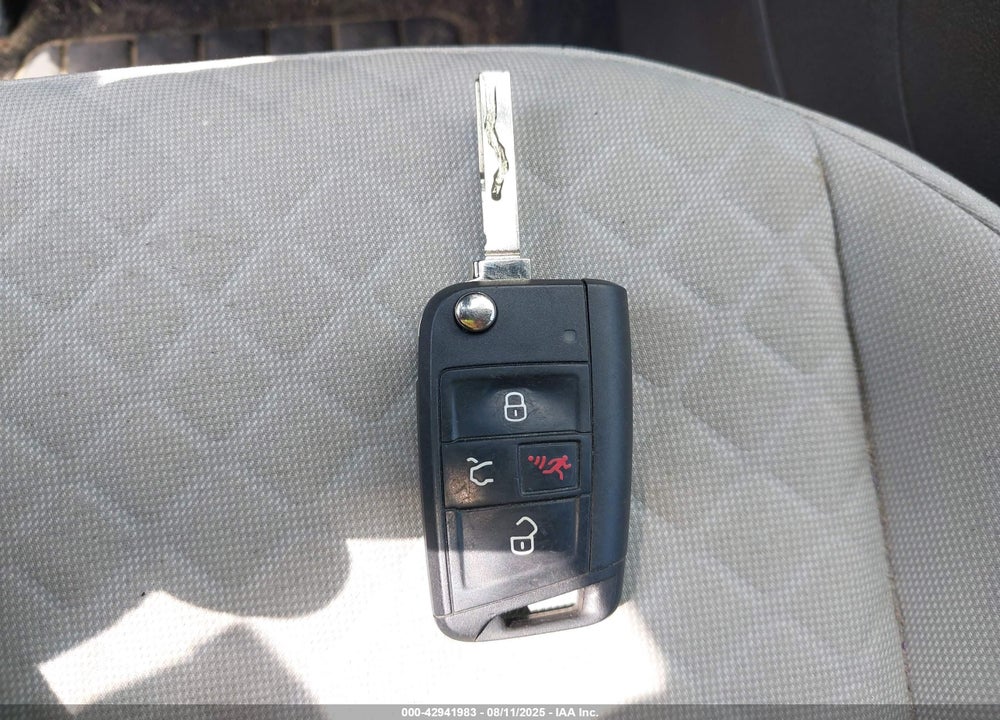 2018 VOLKSWAGEN TIGUAN VIN: 3VV0B7AX4JM087786