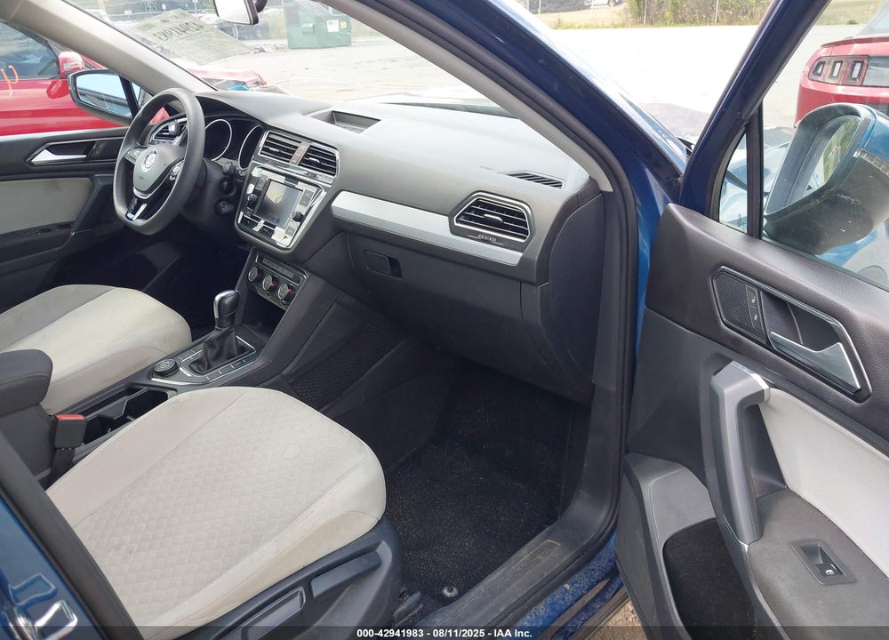 2018 VOLKSWAGEN TIGUAN VIN: 3VV0B7AX4JM087786