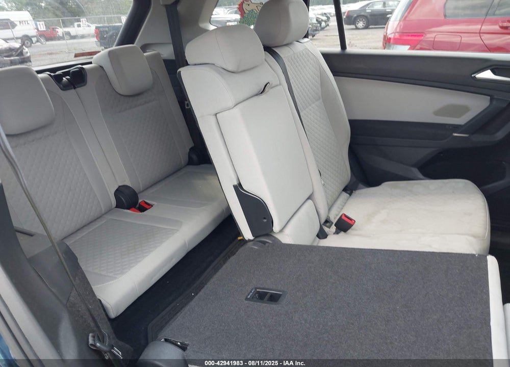 2018 VOLKSWAGEN TIGUAN VIN: 3VV0B7AX4JM087786