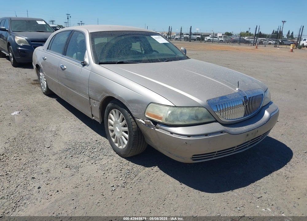 2003 LINCOLN TOWN CAR SIGNATURE VIN: 1LNHM82W83Y627893