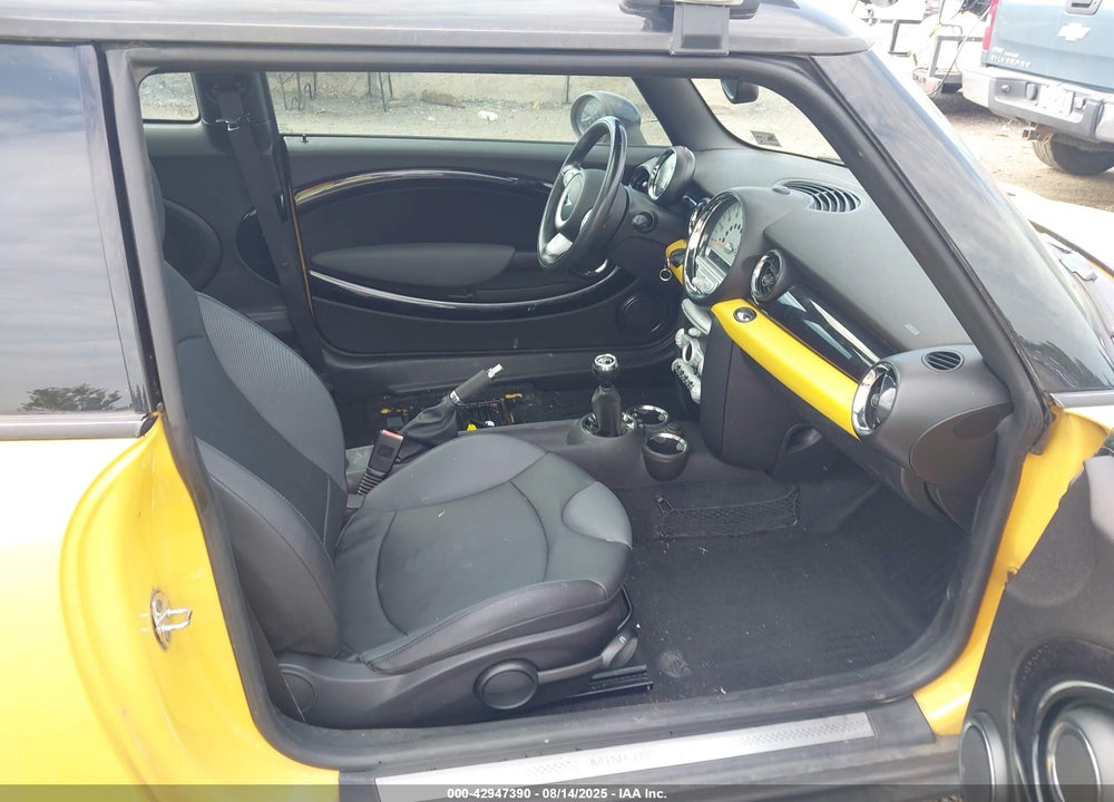 2009 MINI COOPER VIN: WMWMF73579TT95190