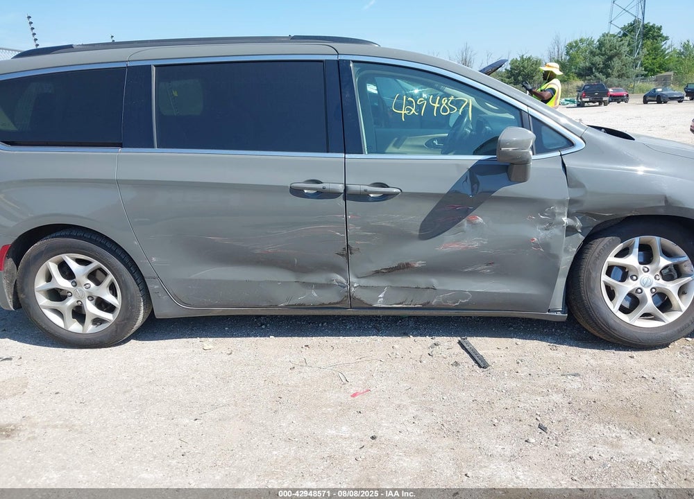 2022 CHRYSLER PACIFICA TOURING L VIN: 2C4RC1BG2NR111578