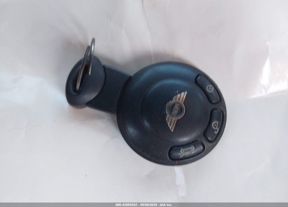 2010 MINI COOPER VIN: WMWMF7C52ATZ70834