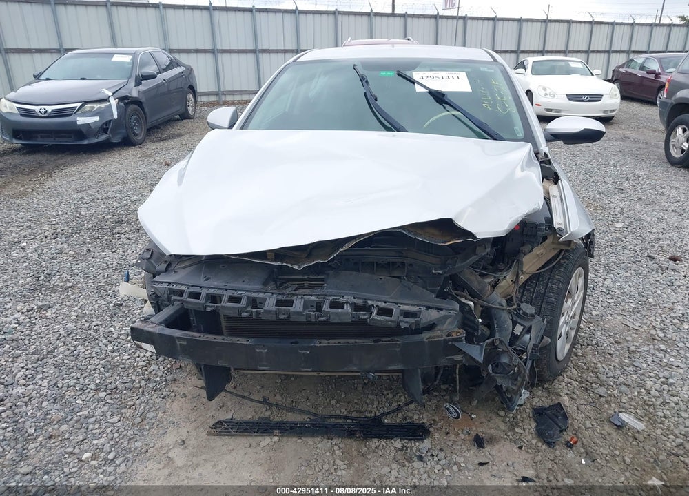 2017 HYUNDAI ELANTRA VIN: 5NPD74LF8HH184090