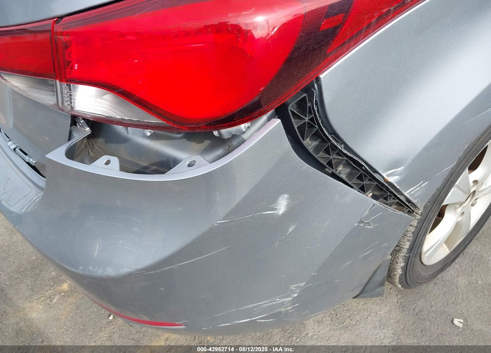 2016 HYUNDAI ELANTRA VIN: 5NPDH4AE7GH724731