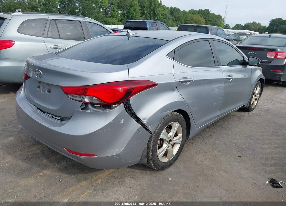 2016 HYUNDAI ELANTRA VIN: 5NPDH4AE7GH724731