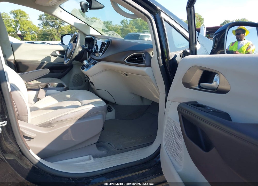 2018 CHRYSLER PACIFICA TOURING L VIN: 2C4RC1BG6JR130273