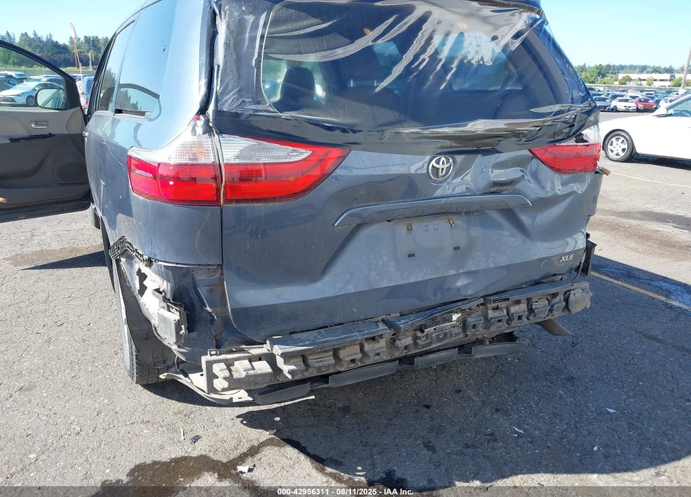 2015 TOYOTA SIENNA XLE 8 PASSENGER VIN: 5TDYK3DC0FS643201