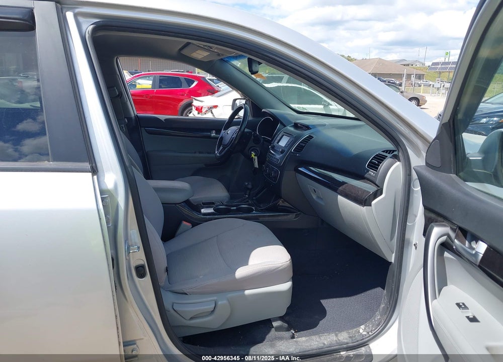 2014 KIA SORENTO LX VIN: 5XYKTCA62EG523817