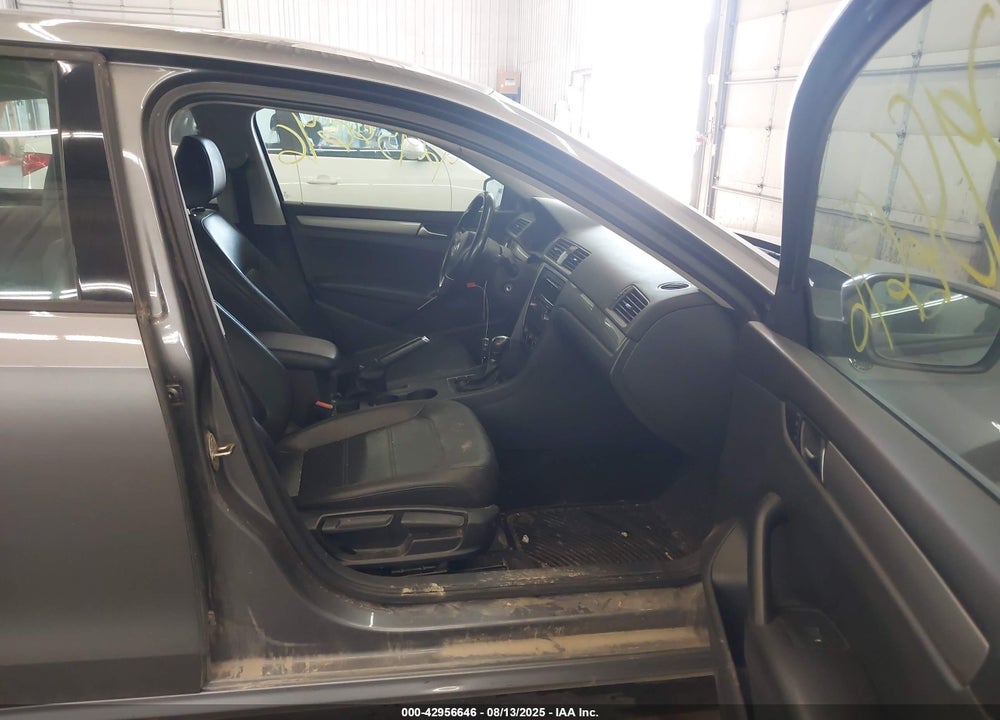 2015 VOLKSWAGEN PASSAT VIN: 1VWAT7A32FC037830