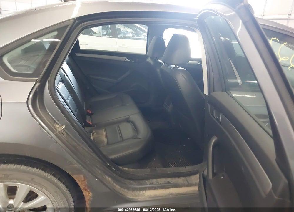 2015 VOLKSWAGEN PASSAT VIN: 1VWAT7A32FC037830