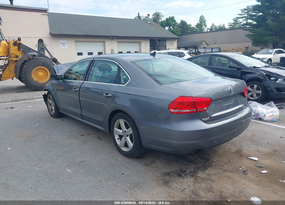 2015 VOLKSWAGEN PASSAT VIN: 1VWAT7A34FC111104