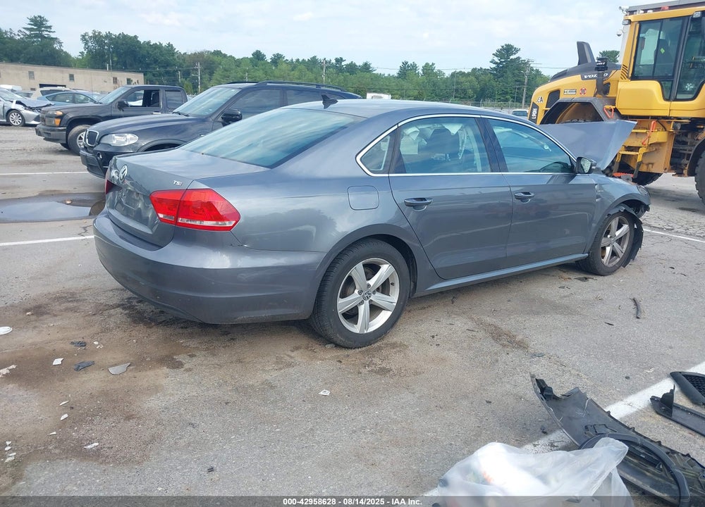 2015 VOLKSWAGEN PASSAT VIN: 1VWAT7A34FC111104