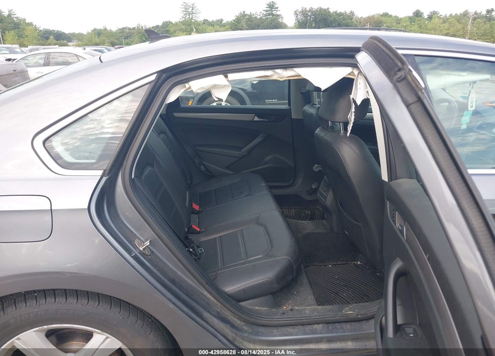 2015 VOLKSWAGEN PASSAT VIN: 1VWAT7A34FC111104