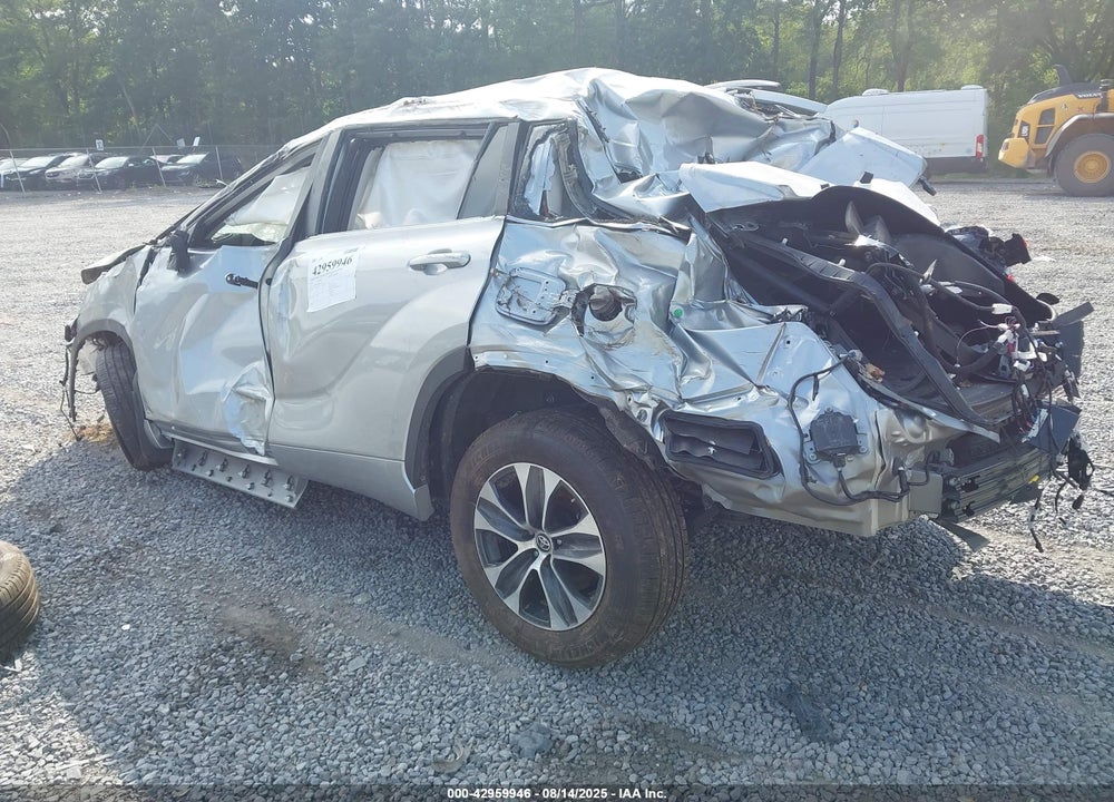 2024 TOYOTA HIGHLANDER XLE VIN: 5TDKDRBH2RS573691