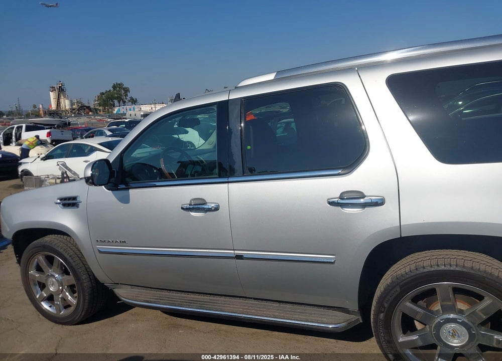 2011 CADILLAC ESCALADE VIN: 1GYS4AEF5BR257003