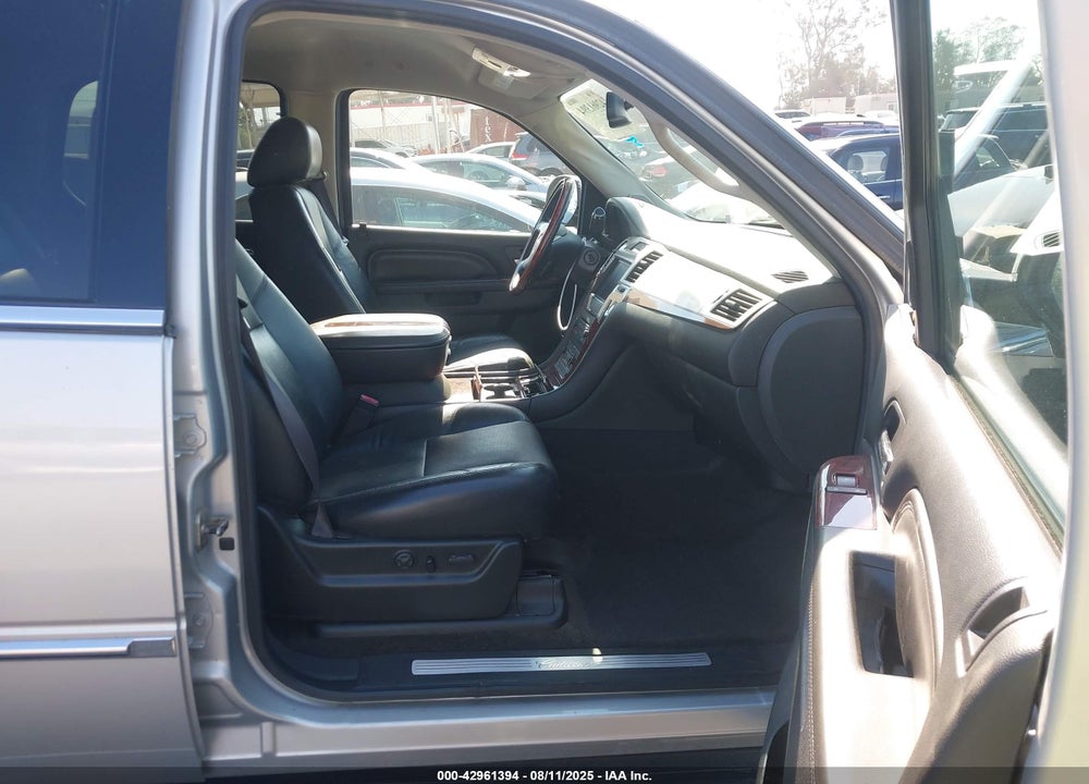 2011 CADILLAC ESCALADE VIN: 1GYS4AEF5BR257003