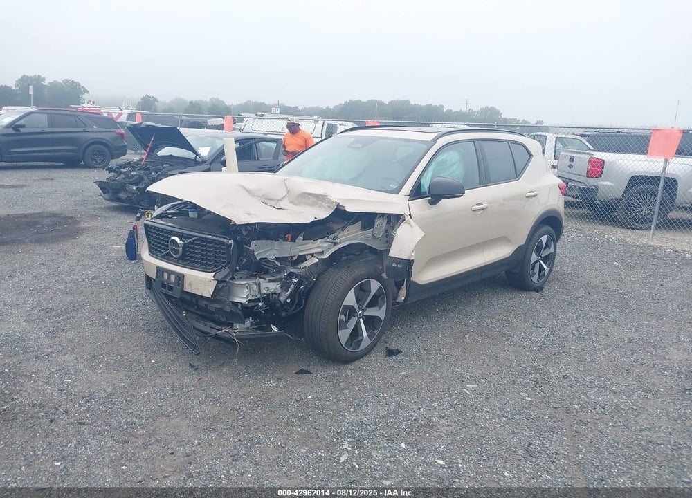 2025 VOLVO XC40 B5 PLUS DARK THEME VIN: YV4L12UC2S2452501