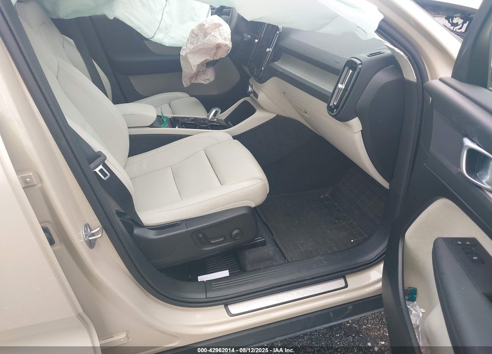 2025 VOLVO XC40 B5 PLUS DARK THEME VIN: YV4L12UC2S2452501