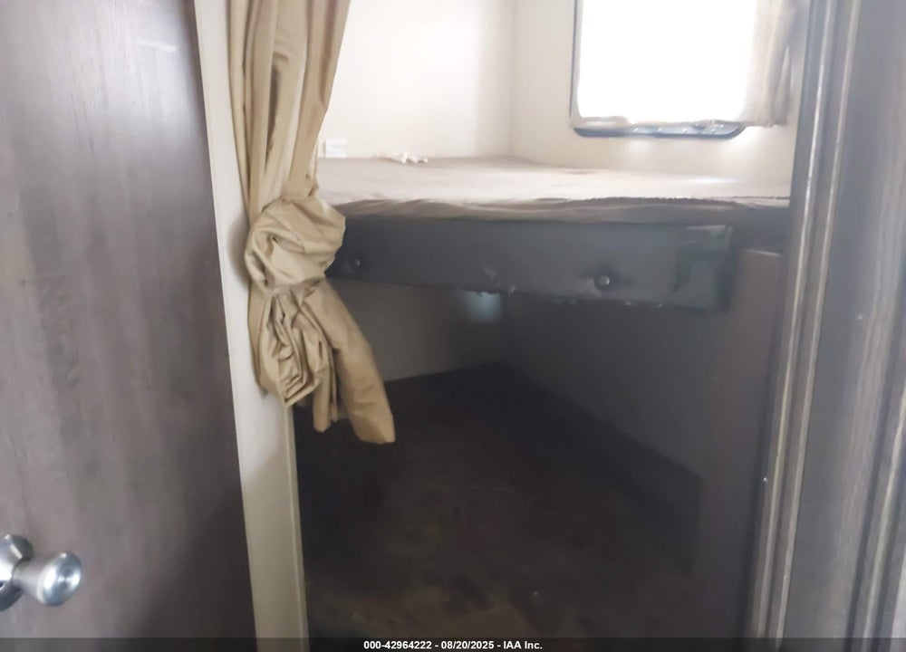 2018 FOREST RIVER SALEM CRUISE LITE 26 VIN: 4X4TSMB2XJ7416427