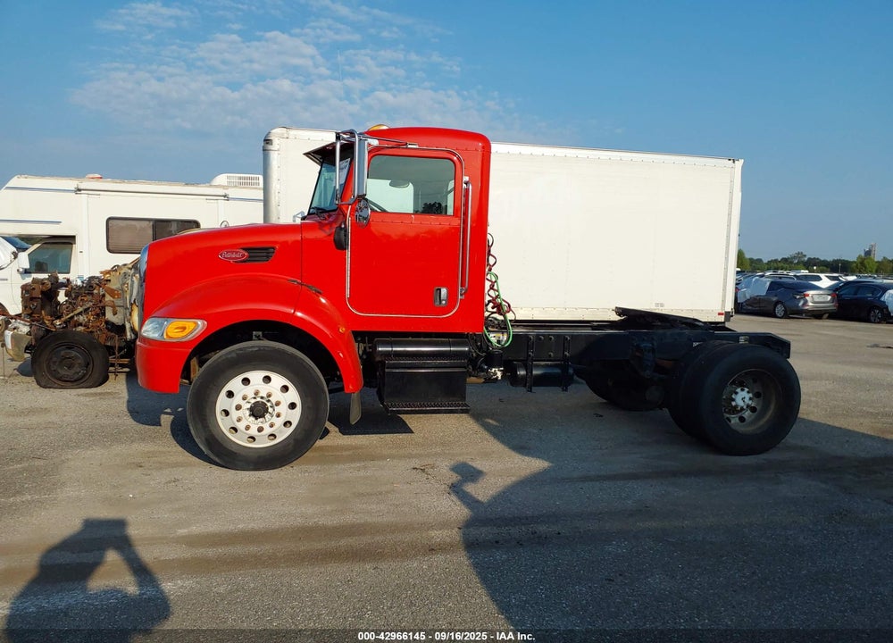2005 PETERBILT 335 VIN: 2XPLAD7X75M890087