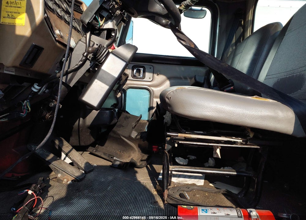 2005 PETERBILT 335 VIN: 2XPLAD7X75M890087