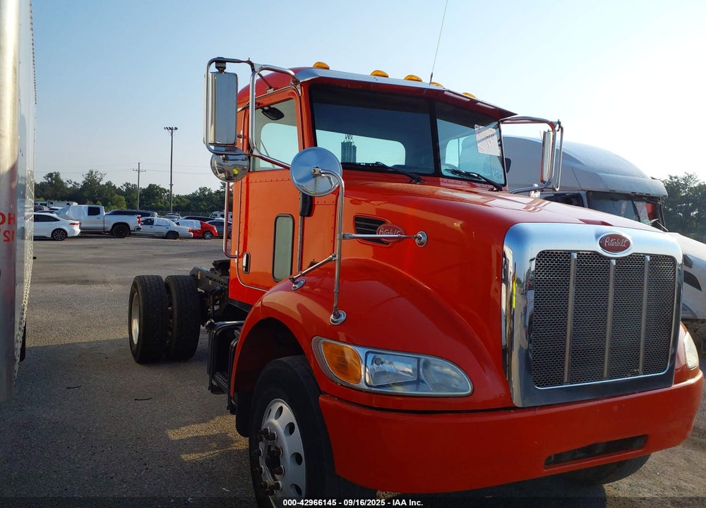 2005 PETERBILT 335 VIN: 2XPLAD7X75M890087