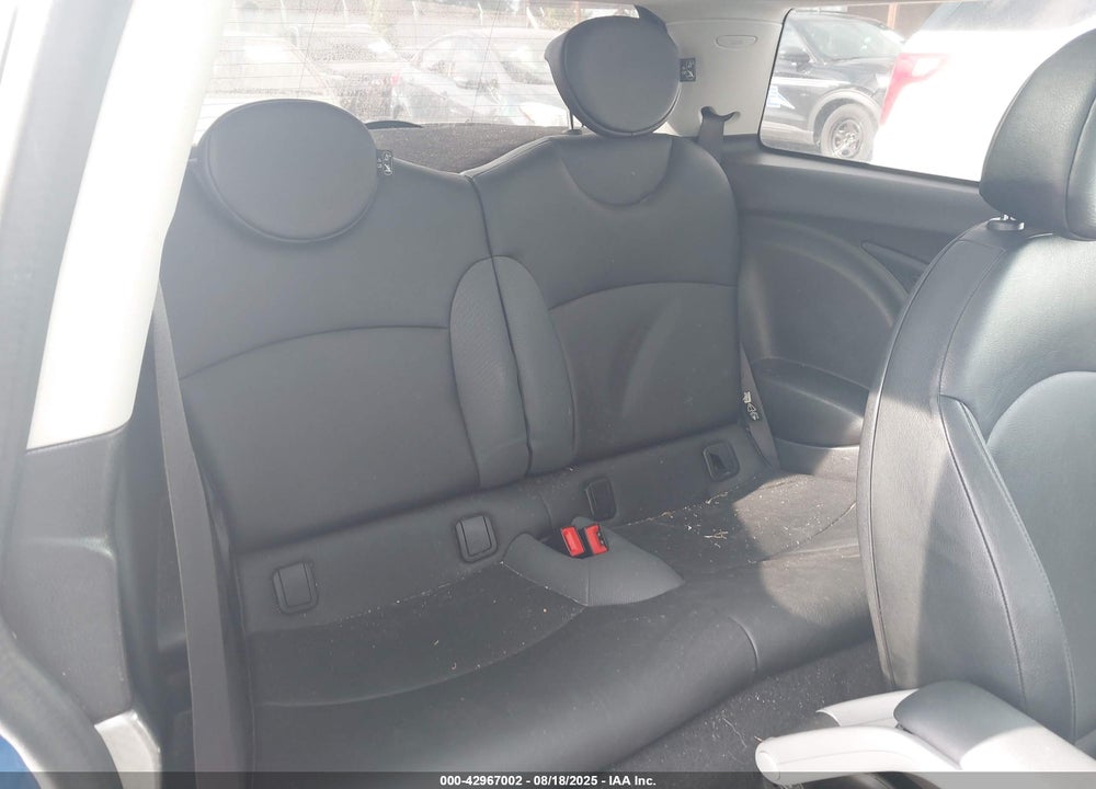 2009 MINI COOPER VIN: WMWMF73529TT94609