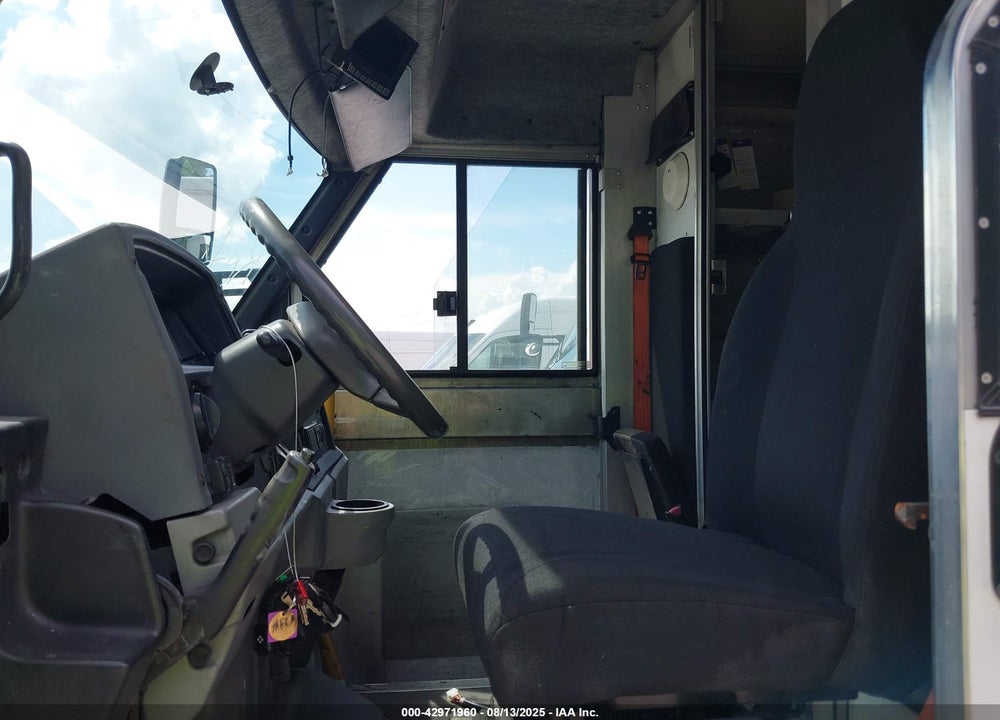 2015 ISUZU COMMERCIAL VAN VIN: JALB4T178F7W00404