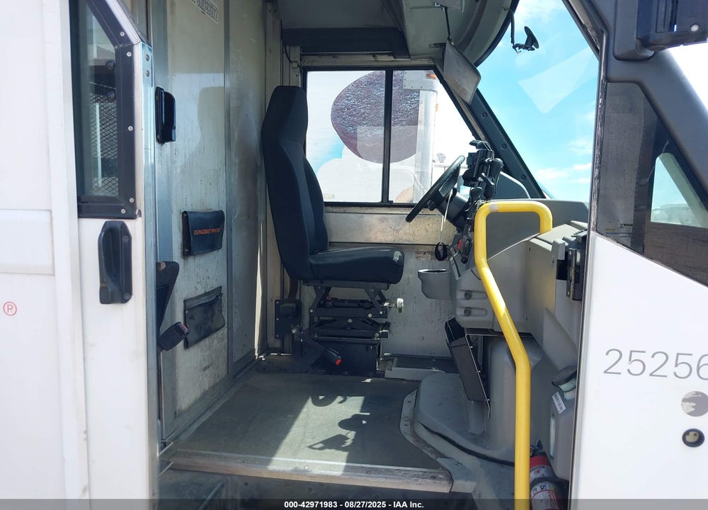 2013 ISUZU COMMERCIAL VAN VIN: JALB4T172D7W01318