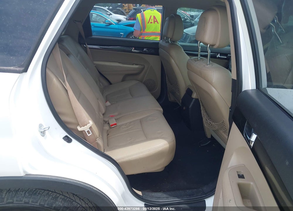 2011 KIA SORENTO VIN: 5XYKU3A13BG008211