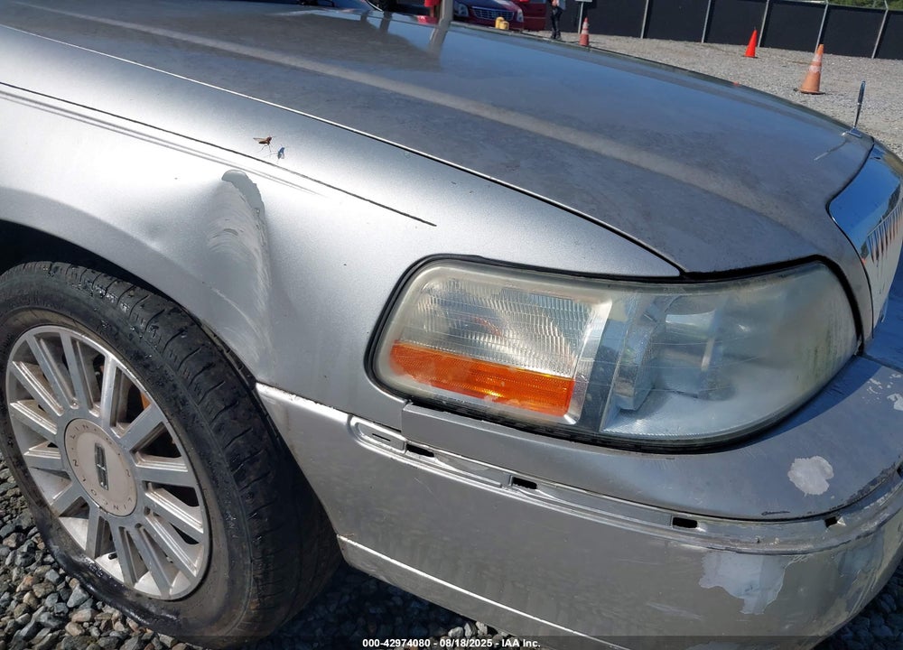 2003 LINCOLN TOWN CAR EXECUTIVE VIN: 1LNHM81W23Y669879