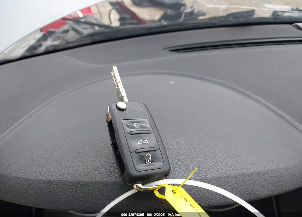 2011 VOLKSWAGEN TIGUAN VIN: WVGAV7AX0BW524254